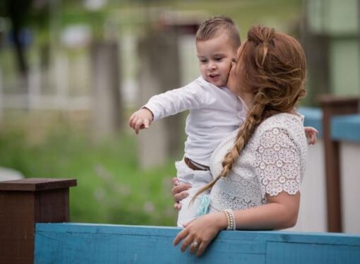 Are Stay-at-Home Moms Gold Diggers?